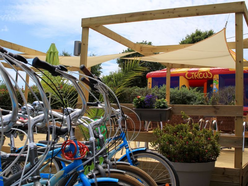 location de vélos, terrasse du snack et chateau gonflable pour les enfants
