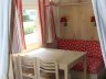 Camping Carnac : Table et canapé à l'intérieur de la roulotte