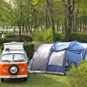 Van et tente au camping dans le Morbihan